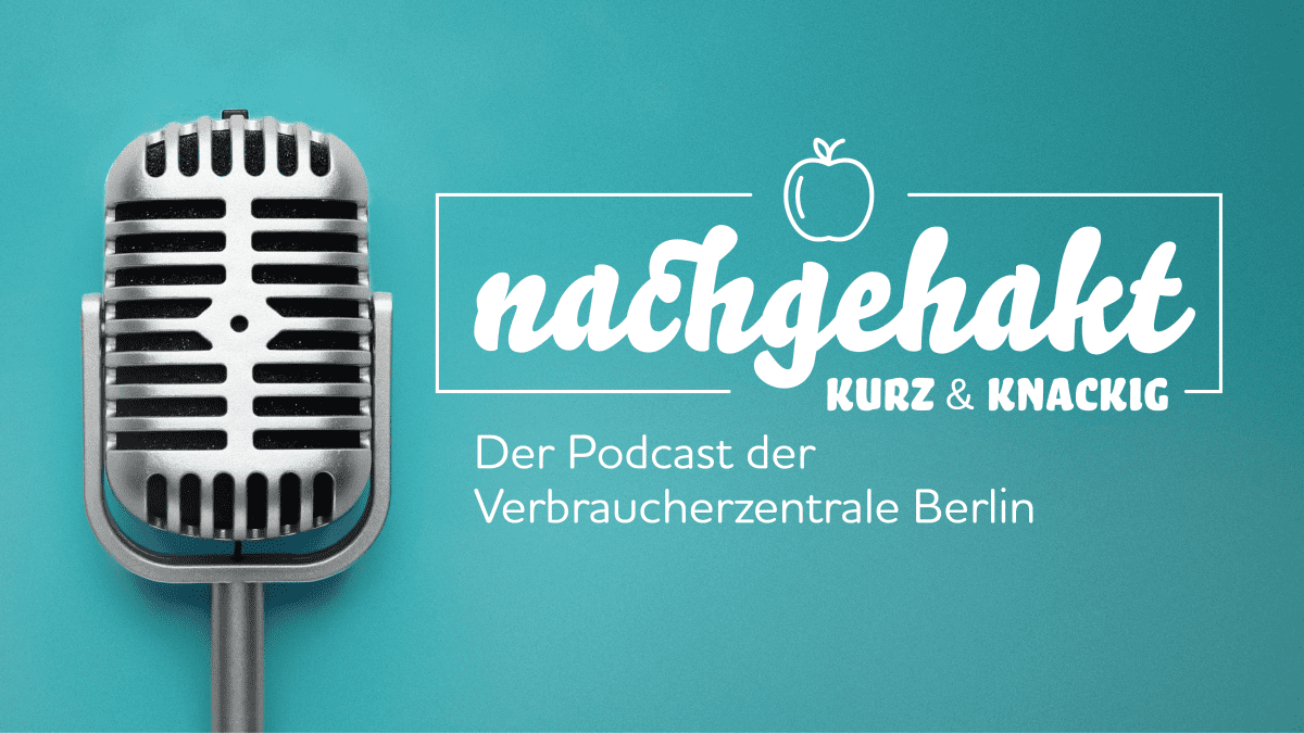 ```   Grafik mit einem silbernen Retro-Mikrofon links und dem Text "nachgehakt KURZ & KNACKIG" rechts, begleitet von einer stilisierten Apfelzeichnung. Darunter steht "Der Podcast der Verbraucherzentrale Berlin" auf einem türkisfarbenen Hintergrund.   ```