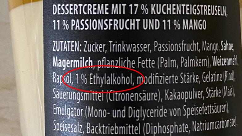 Zutatenliste eines Glases Dessertcreme mit eingekreistem Wort "Ethylalkohol"